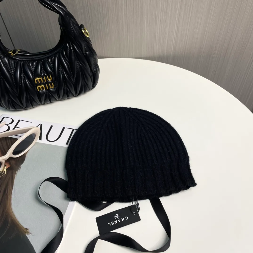 P60 CHANEL Chanel bow beanie, planted by Jennie, the heart beats the action, chanel24b’s latest autumn and winter new product, bow decoration + double C logo diamond embellishment wool knitted cold hat Xiaohongshu Internet celebrity hot style