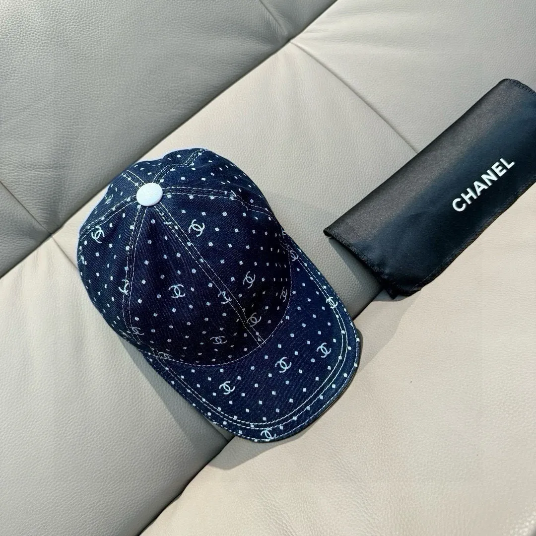 p90, Chanel (Chanel) new original baseball cap, denim small double C, 1:1 mold opening and customization at the counter, original denim fabric + first-layer cowhide, light and breathable! The quality is great, the basic head circumference is 56cm, and the patch is adjustable.