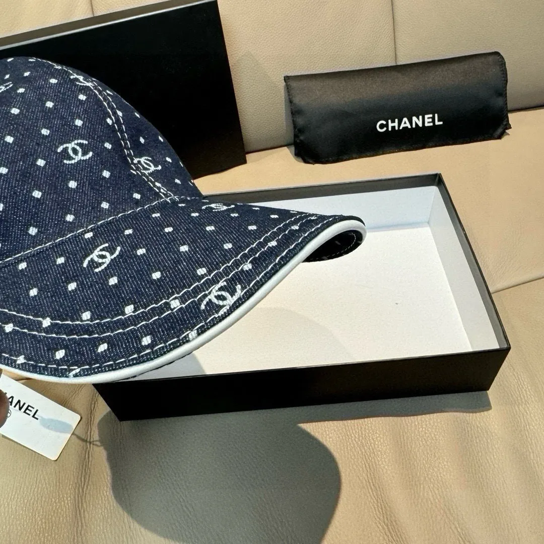 p90, Chanel (Chanel) new original baseball cap, denim small double C, 1:1 mold opening and customization at the counter, original denim fabric + first-layer cowhide, light and breathable! The quality is great, the basic head circumference is 56cm, and the patch is adjustable.