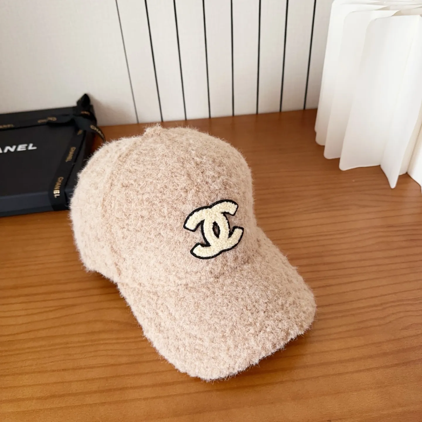 💰44 Chanel’s new lamb wool baseball cap🧢 is a perfect interpretation of the sweet and cool style. I love it so much❤️ The top is sexy and handsome. Both are online! No girl can refuse a fluffy item.