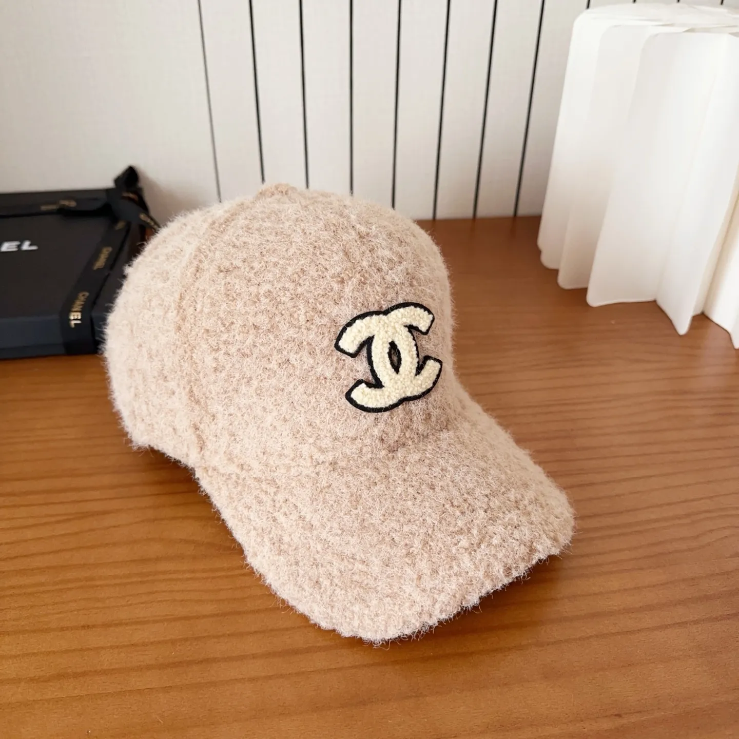 💰44 Chanel’s new lamb wool baseball cap🧢 is a perfect interpretation of the sweet and cool style. I love it so much❤️ The top is sexy and handsome. Both are online! No girl can refuse a fluffy item.