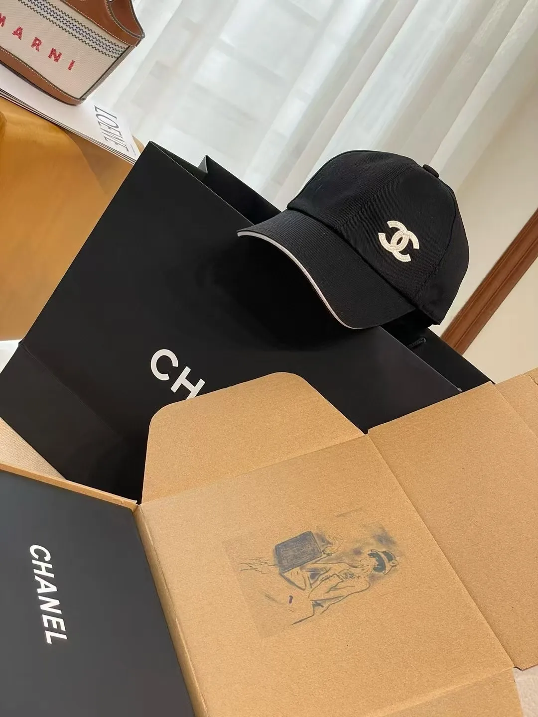 The P90 Chanel baseball cap is really amazing! New colors: Olive green is full of vitality, khaki is gentle and versatile, and the simple tones are perfect for daily outings~ The iconic double C logo is low-key and luxurious, and the exquisite embroidery highlights the quality. Wear it casually and you will instantly feel fashionable. Who wouldn’t love it?
