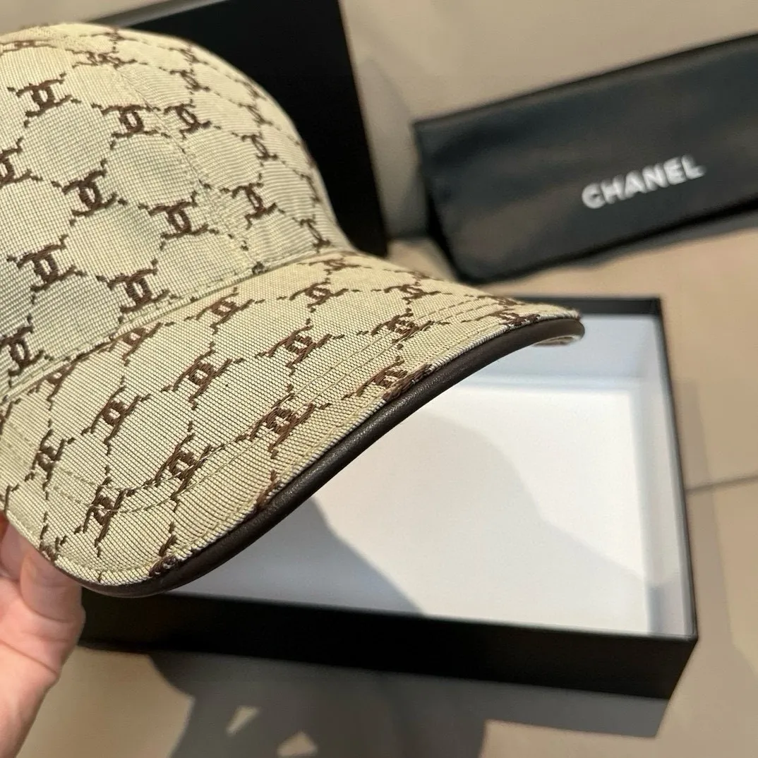 p90 new model shipped!   , Chanel (Chanel) new original baseball cap, small double C jacquard, 1:1 mold opening and customization at the counter, original canvas fabric + first layer of cowhide, light and breathable! The quality is great, the basic head circumference is 56cm, and the patch is adjustable.