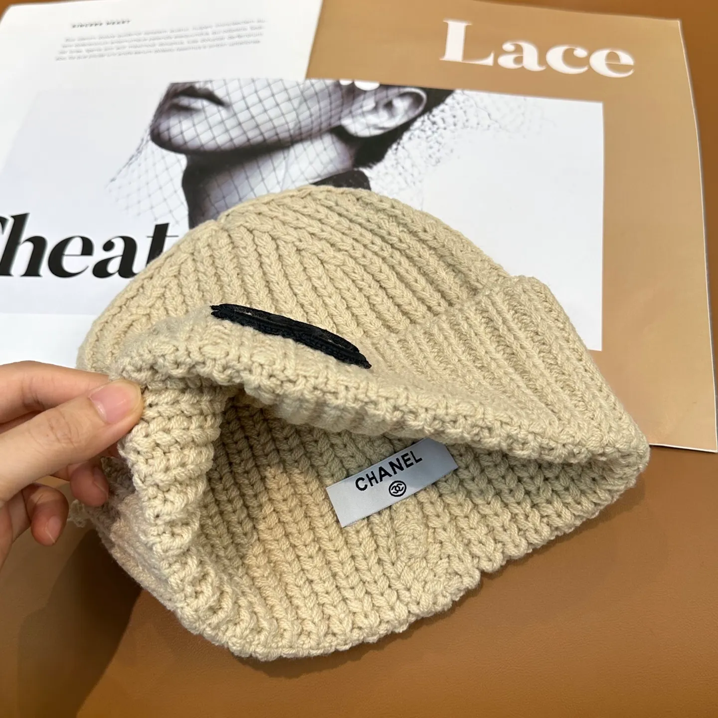 P60 comes with dust bag 🌺 [CHANEL] New knitted hat, Xiaohongshu, the main recommendation of major Internet celebrities! Thicker and warmer, fashionable and popular🌸First-class texture, the best brand for keeping warm in autumn and winter, order now, limited quantity available
