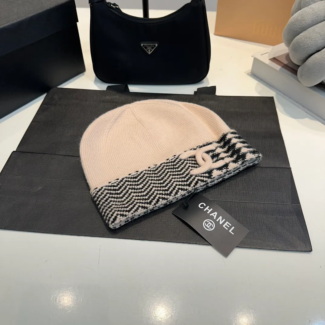 P66 Chanel official website quality Chanel 24K autumn and winter wool hat recommended by Internet celebrity fashion bloggers, a popular style in Xiaohongshu, a knitted hat with a super soft and comfortable feel and excellent elasticity!