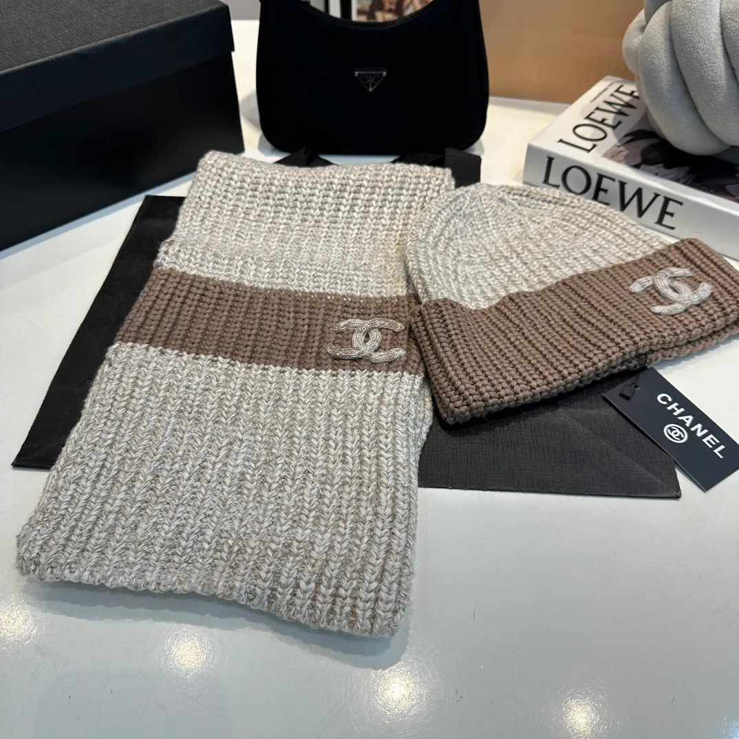 P170 CHANEL official website new classic suit hat! Hat ➕Scarf! It feels great in hand! It’s warm and super comfortable. This winter, all you need is a hat set like this. It’s warm and fashionable! Welcome to choose!!