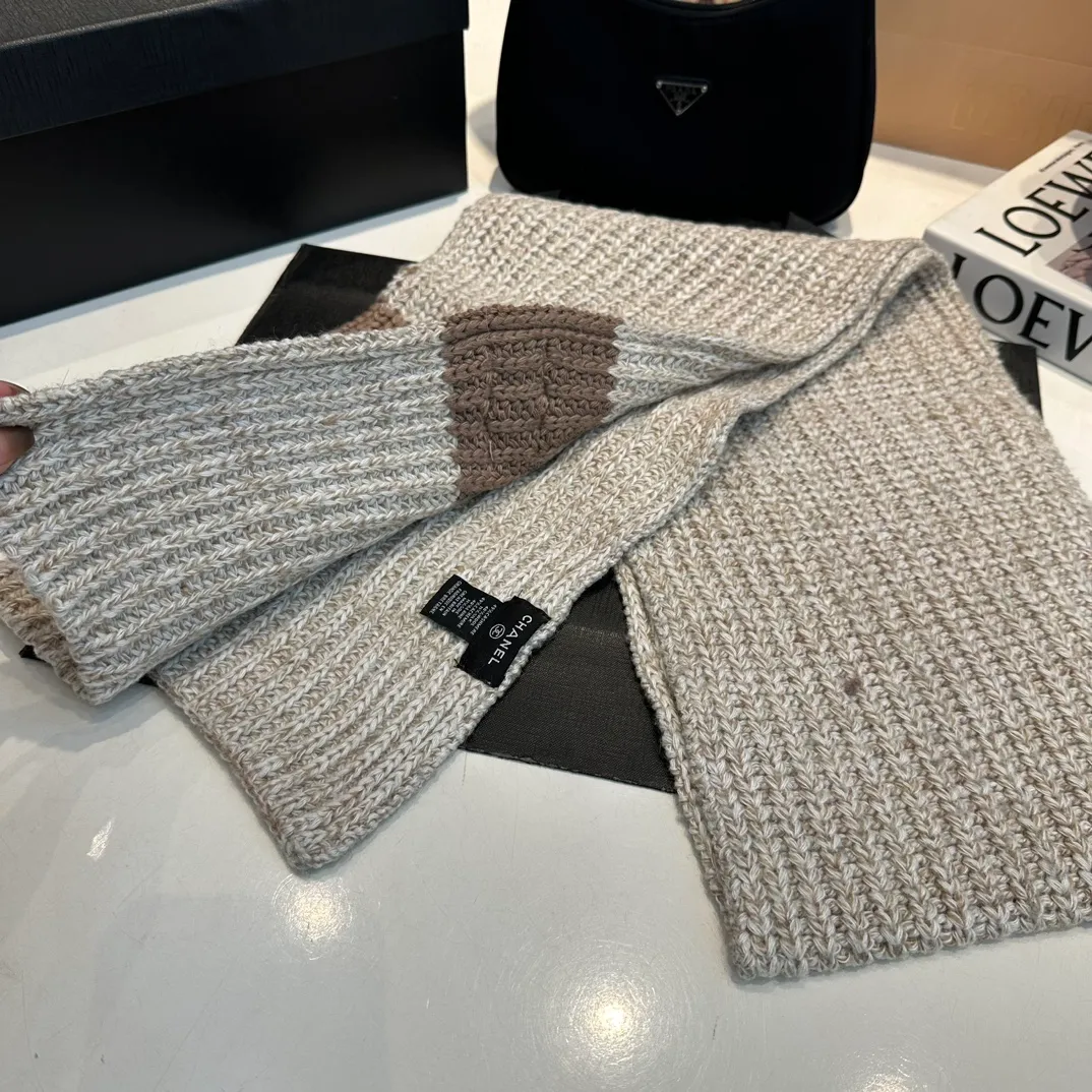 P170 CHANEL official website new classic suit hat! Hat ➕Scarf! It feels great in hand! It’s warm and super comfortable. This winter, all you need is a hat set like this. It’s warm and fashionable! Welcome to choose!!
