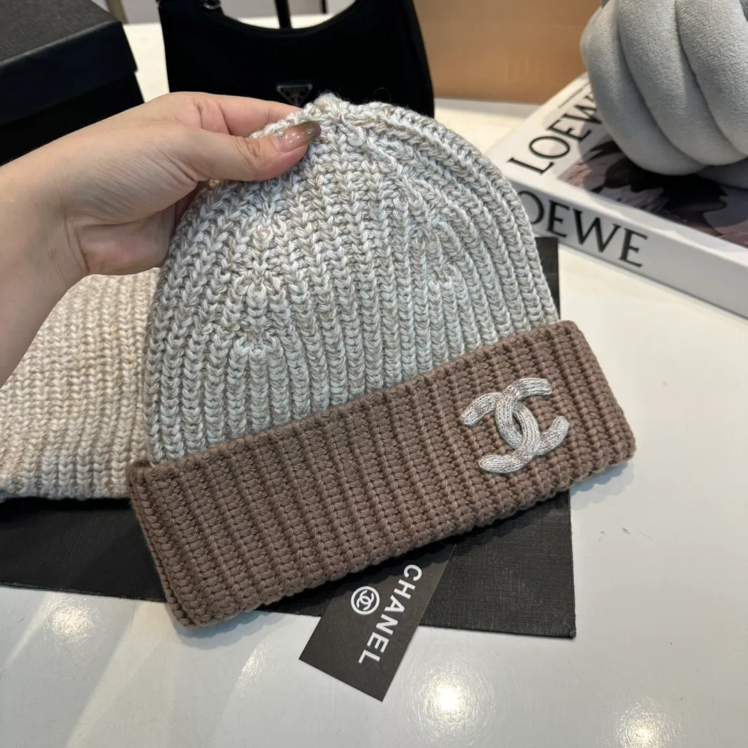 P170 CHANEL official website new classic suit hat! Hat ➕Scarf! It feels great in hand! It’s warm and super comfortable. This winter, all you need is a hat set like this. It’s warm and fashionable! Welcome to choose!!