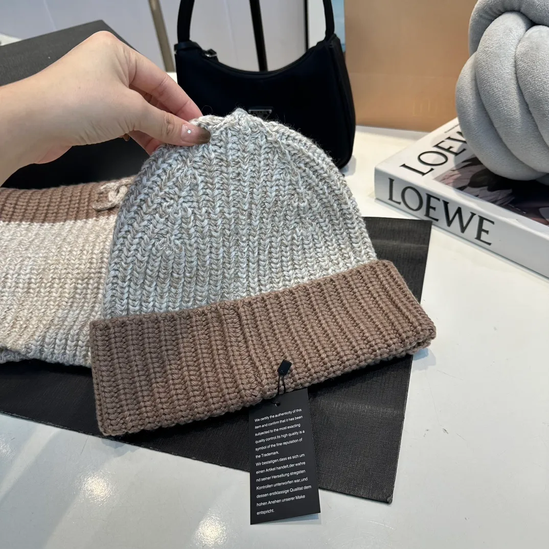 P170 CHANEL official website new classic suit hat! Hat ➕Scarf! It feels great in hand! It’s warm and super comfortable. This winter, all you need is a hat set like this. It’s warm and fashionable! Welcome to choose!!