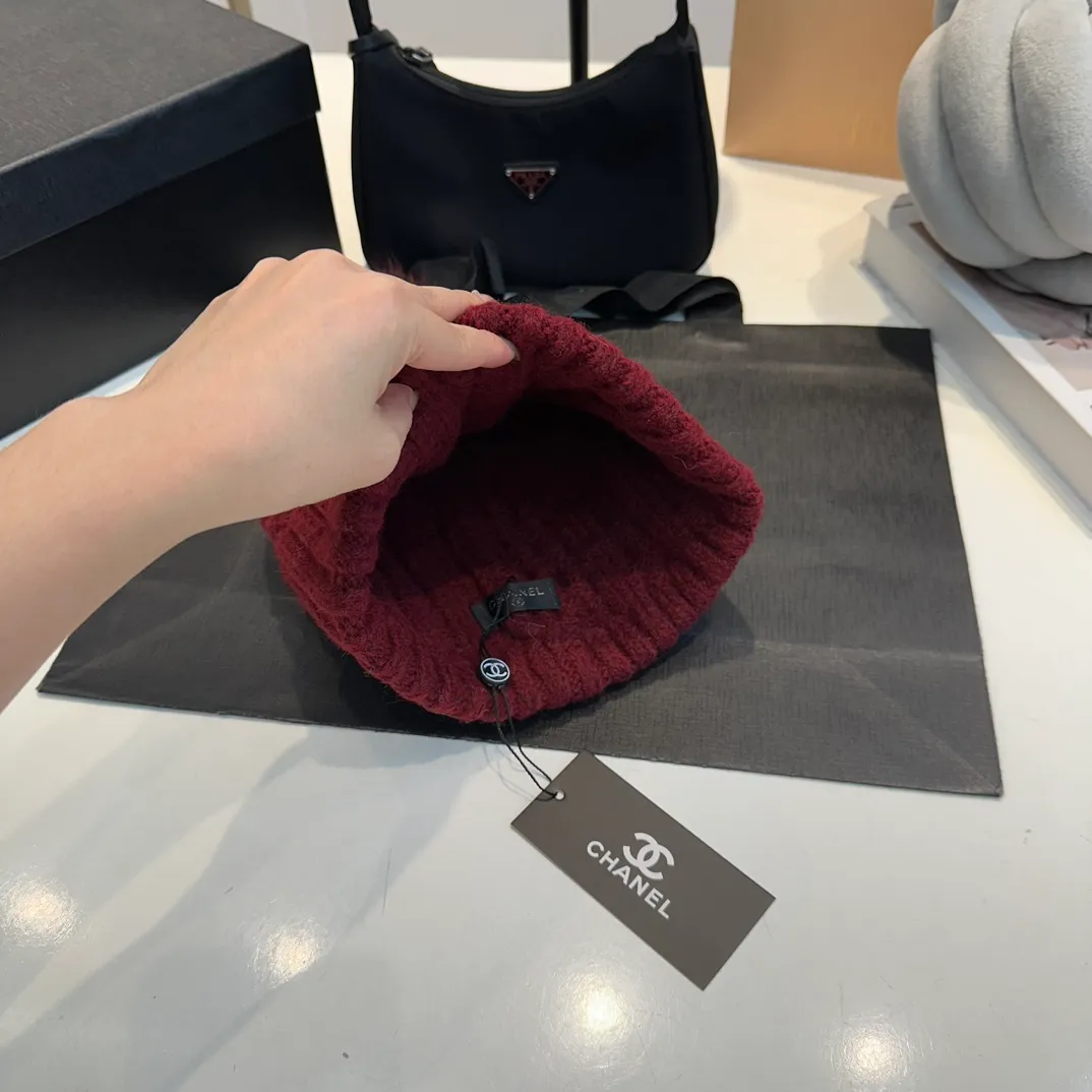 P90 CHANEL Chanel Orphan Fur Ball Autumn and Winter New Big Brand Wool Knitted Beanie One-size-fits-all, complete with tags ~ Very easy to match when out on the street!