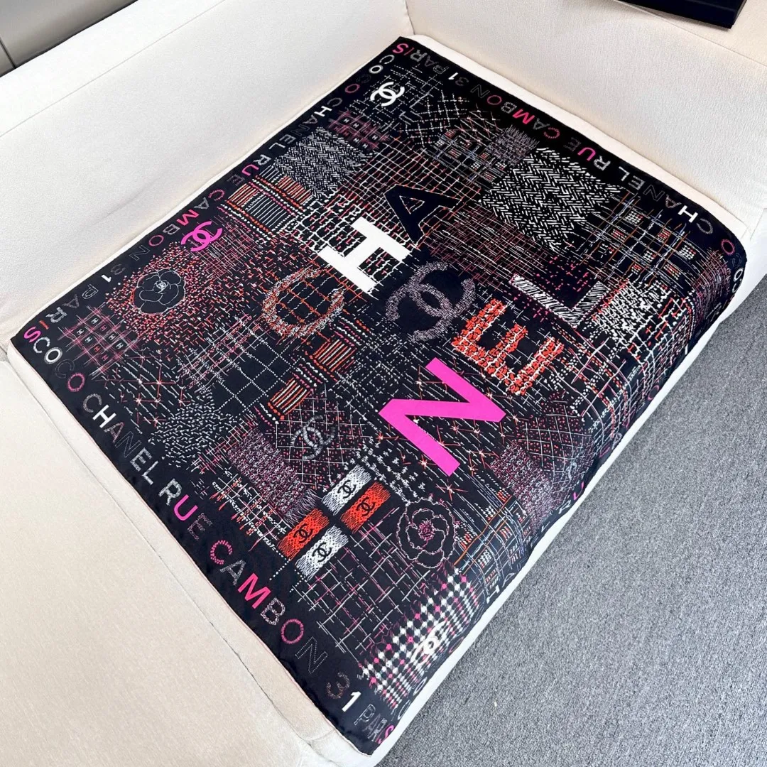 💰310. Product name: Colorful Kangpeng Fabric: Silk Size: 90*90 Color: Black Off-white Fashion is the process of constant transformation of classics. Classics reappear. Xiangjia Kangpeng series was launched in 2004. It is quilted and has a unique design with a large cc logo that is the symbol of Xiangjia. It is very popular. The name "Campon" comes from the hat workshop opened by Coco-Chamberlain on rue Cambon in Paris in 1910. Since then, rue Cambon has been a special symbol of Chanel's success, including the haute couture store she opened at 31 rue Cambon.