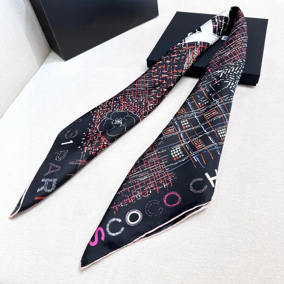 💰310. Product name: Colorful Kangpeng Fabric: Silk Size: 90*90 Color: Black Off-white Fashion is the process of constant transformation of classics. Classics reappear. Xiangjia Kangpeng series was launched in 2004. It is quilted and has a unique design with a large cc logo that is the symbol of Xiangjia. It is very popular. The name "Campon" comes from the hat workshop opened by Coco-Chamberlain on rue Cambon in Paris in 1910. Since then, rue Cambon has been a special symbol of Chanel's success, including the haute couture store she opened at 31 rue Cambon.