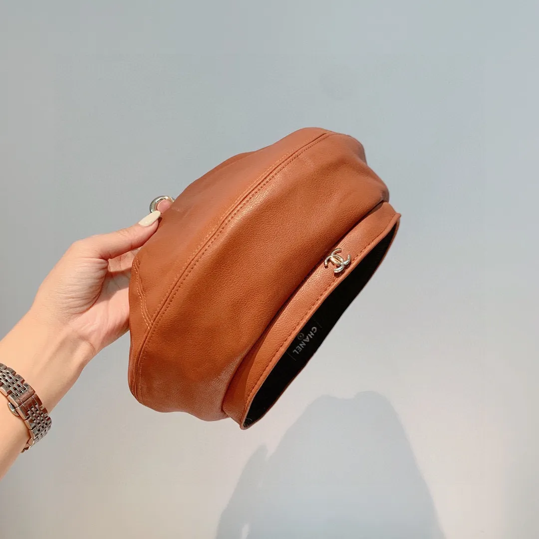 Running amount 80¥ Chanel Chanel PU beret, multi-piece splicing design, autumn and winter advanced customization, black coffee and white three colors