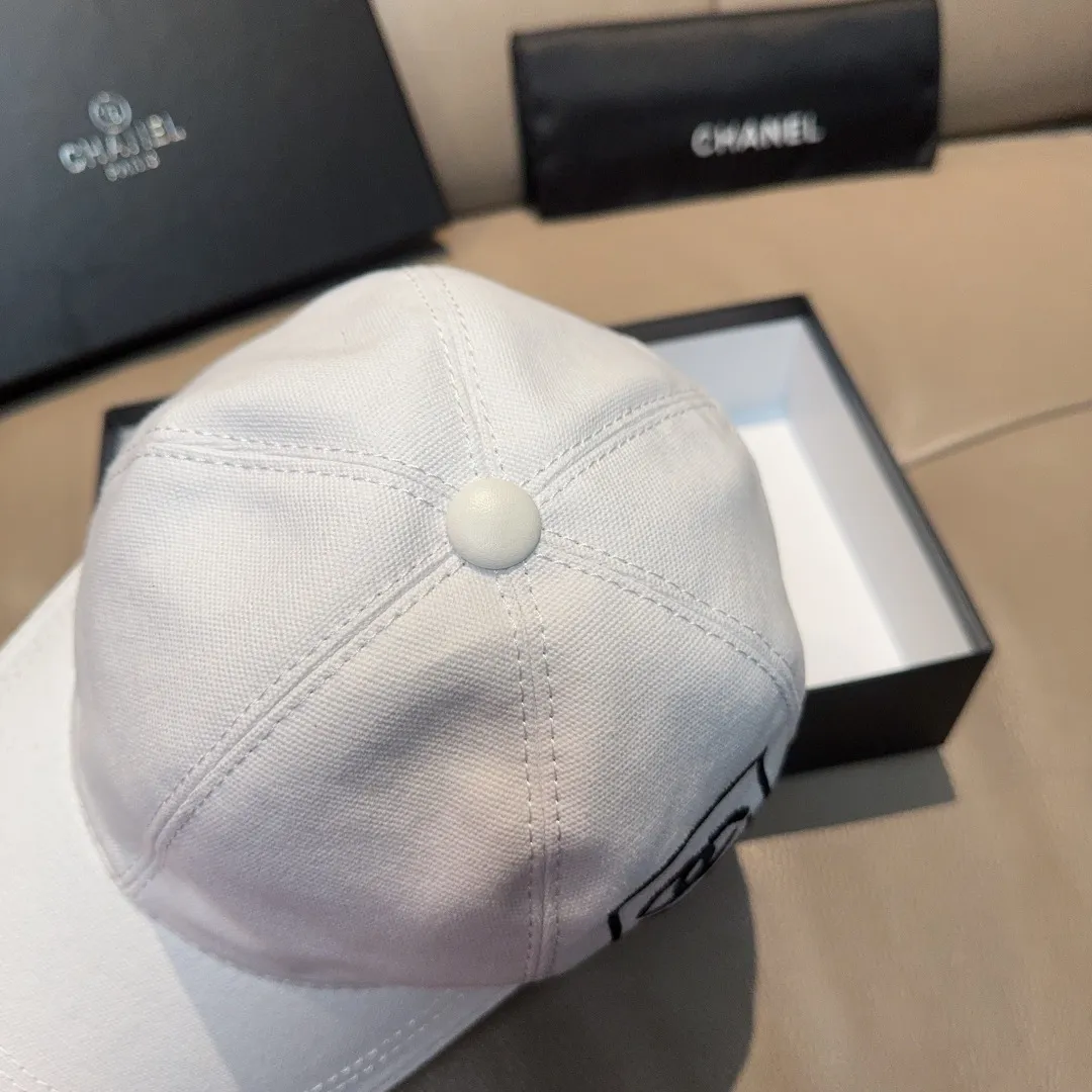 p90, Chanel (Chanel) original baseball cap, the same double C embroidery as the Internet celebrity, 1:1 mold opening and customization at the counter, original canvas fabric + first-layer cowhide, light and breathable! The quality is great, the basic head circumference is 56cm, and the patch is adjustable. Available in black and white