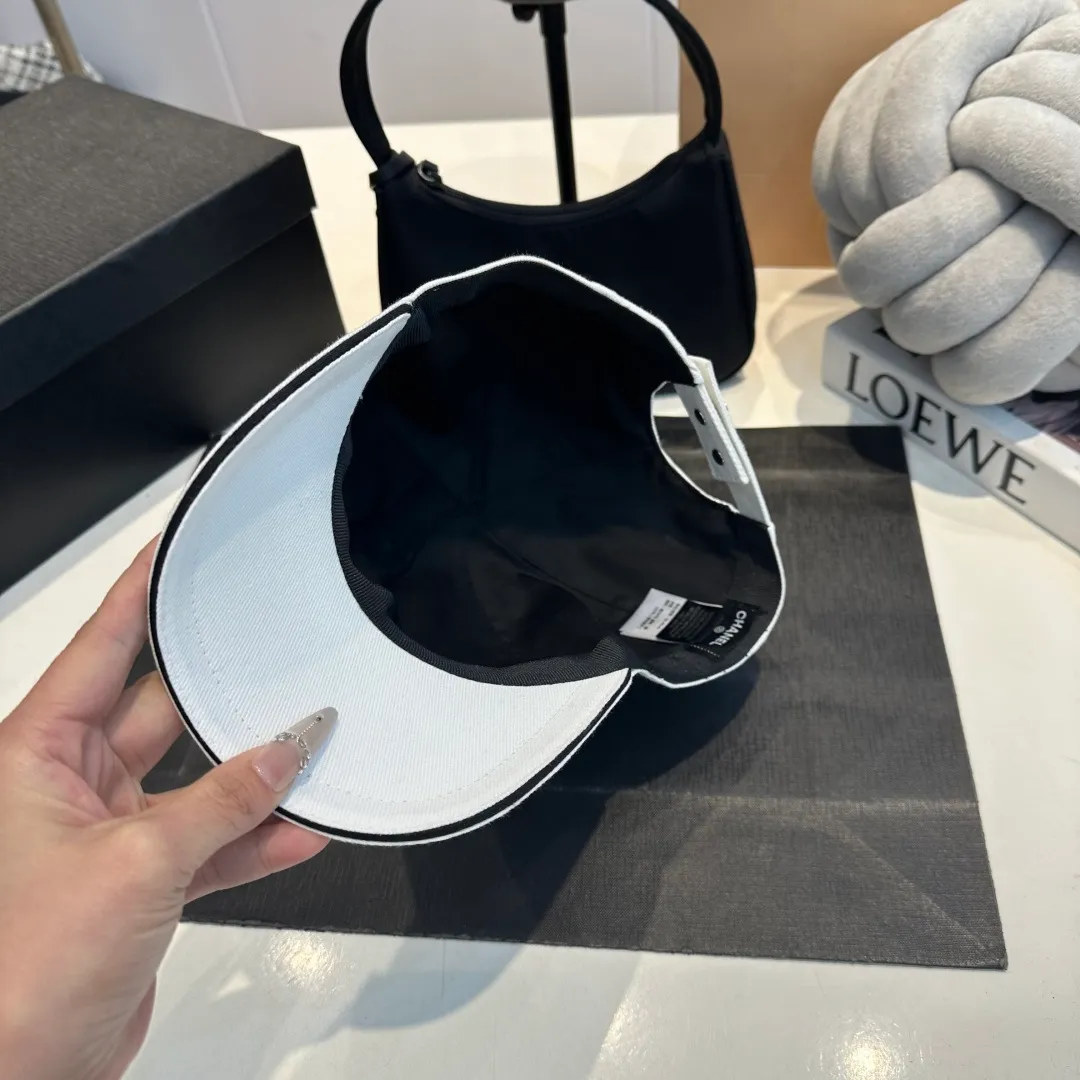 P90 These Chanel baseball caps are a must-have! The classic three colors of black, white and navy are simple and elegant. The iconic double C logo is super eye-catching and instantly enhances the fashion level💯. Whether it is paired with casual wear or a small dress, it can easily hold the whole audience~