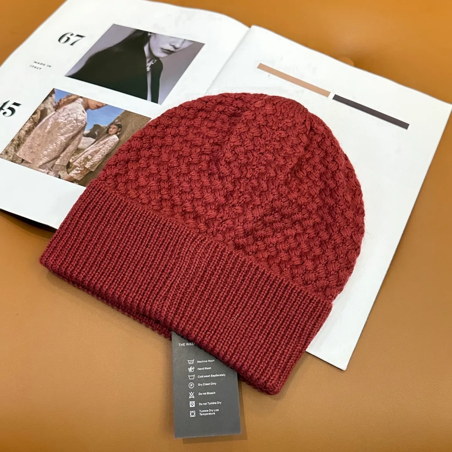 P74 Chanel's official website quality Chanel autumn and winter knitted hat recommended by internet celebrity fashion bloggers hides a quiet sense of luxury. Every line is neat and elegant, simple but not simple, generous and stylish. Every detail demonstrates high-end taste, and the sense of fashion becomes more and more intriguing in its restraint.
