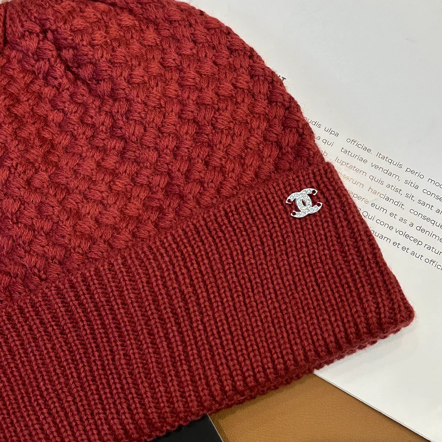 P74 Chanel's official website quality Chanel autumn and winter knitted hat recommended by internet celebrity fashion bloggers hides a quiet sense of luxury. Every line is neat and elegant, simple but not simple, generous and stylish. Every detail demonstrates high-end taste, and the sense of fashion becomes more and more intriguing in its restraint.