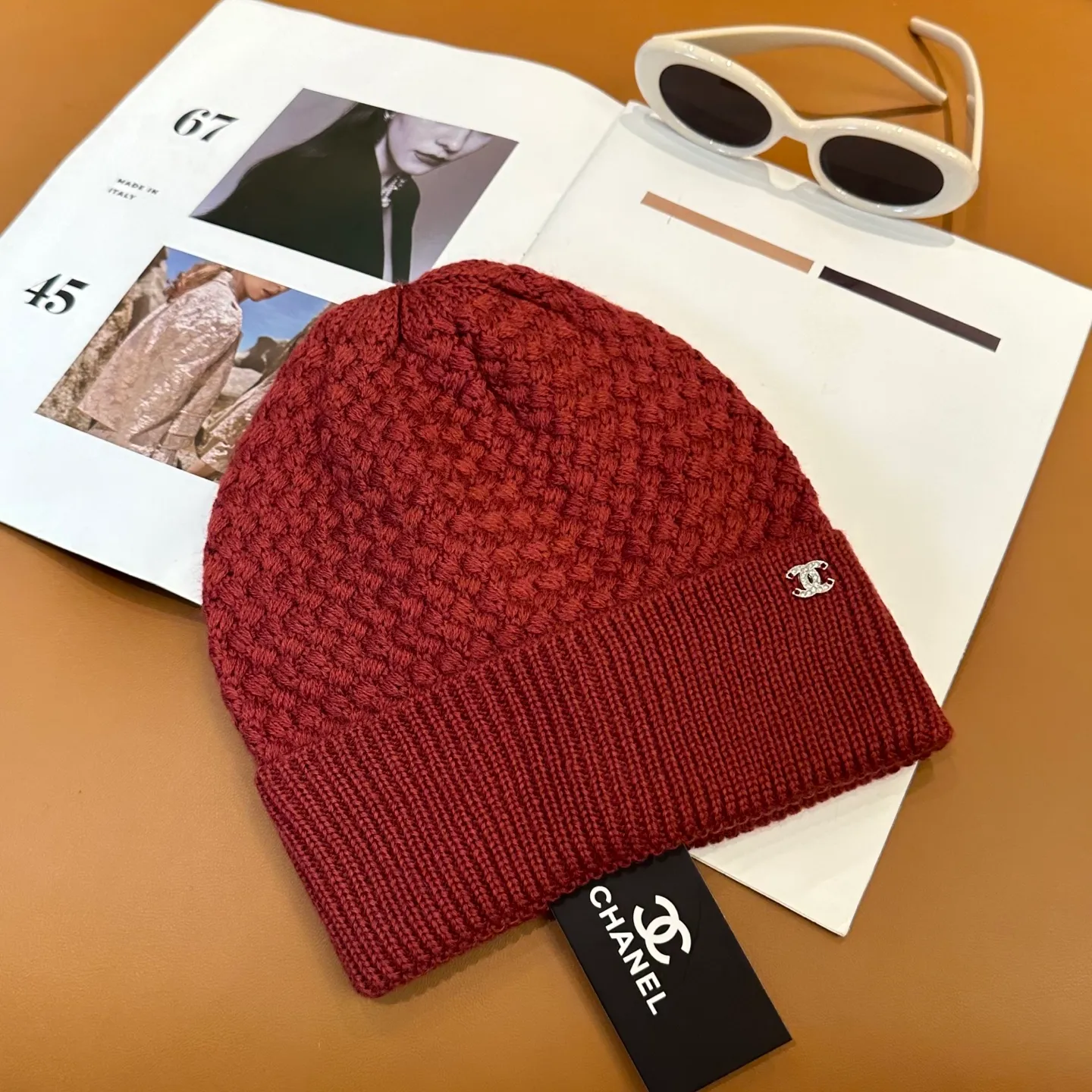 P74 Chanel's official website quality Chanel autumn and winter knitted hat recommended by internet celebrity fashion bloggers hides a quiet sense of luxury. Every line is neat and elegant, simple but not simple, generous and stylish. Every detail demonstrates high-end taste, and the sense of fashion becomes more and more intriguing in its restraint.