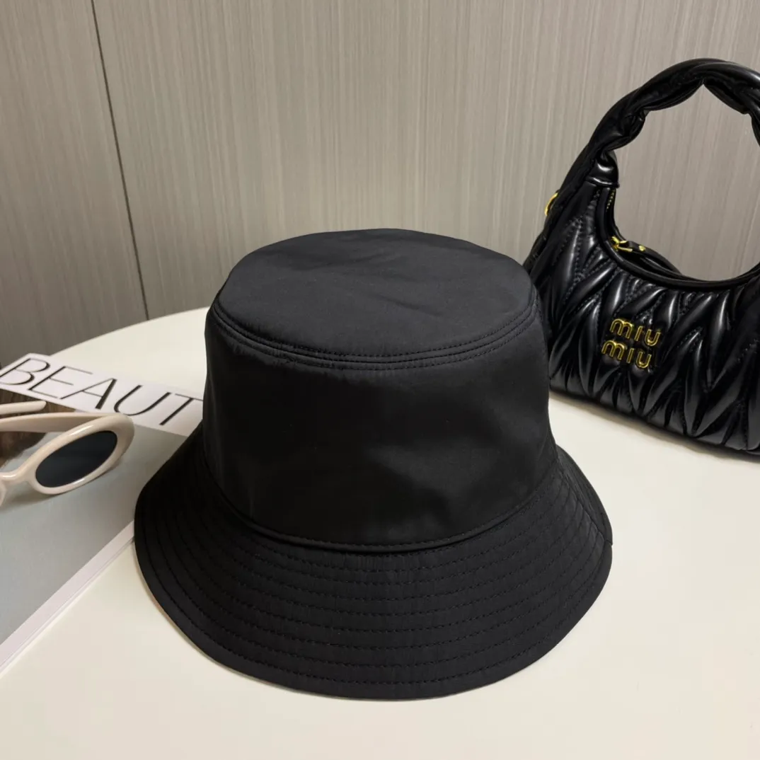 P110 The must-have Chanel hats for all seasons, bucket hats and baseball caps are indispensable👇🏻 This year’s new Chanel bucket hat has the double C logo on the front with needlework embroidery design, which is more refined! The classic and versatile black color can be worn all year round. The interior uses pink prints and colorful patterns. The material is thicker and textured, and the shape of the hat has also been improved to be more square. The more I wear it, the more I fall in love with it. It’s really good!