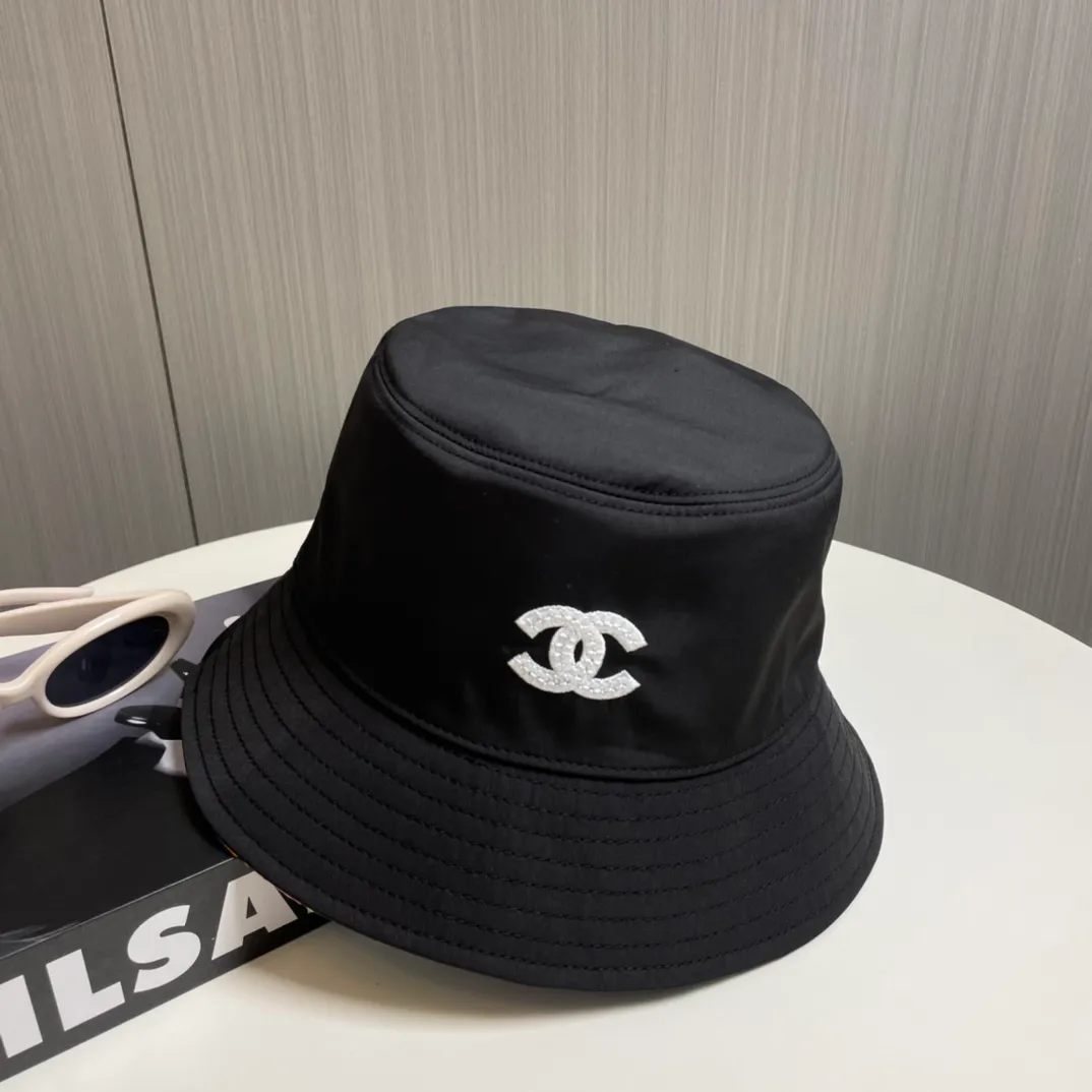 P110 The must-have Chanel hats for all seasons, bucket hats and baseball caps are indispensable👇🏻 This year’s new Chanel bucket hat has the double C logo on the front with needlework embroidery design, which is more refined! The classic and versatile black color can be worn all year round. The interior uses pink prints and colorful patterns. The material is thicker and textured, and the shape of the hat has also been improved to be more square. The more I wear it, the more I fall in love with it. It’s really good!