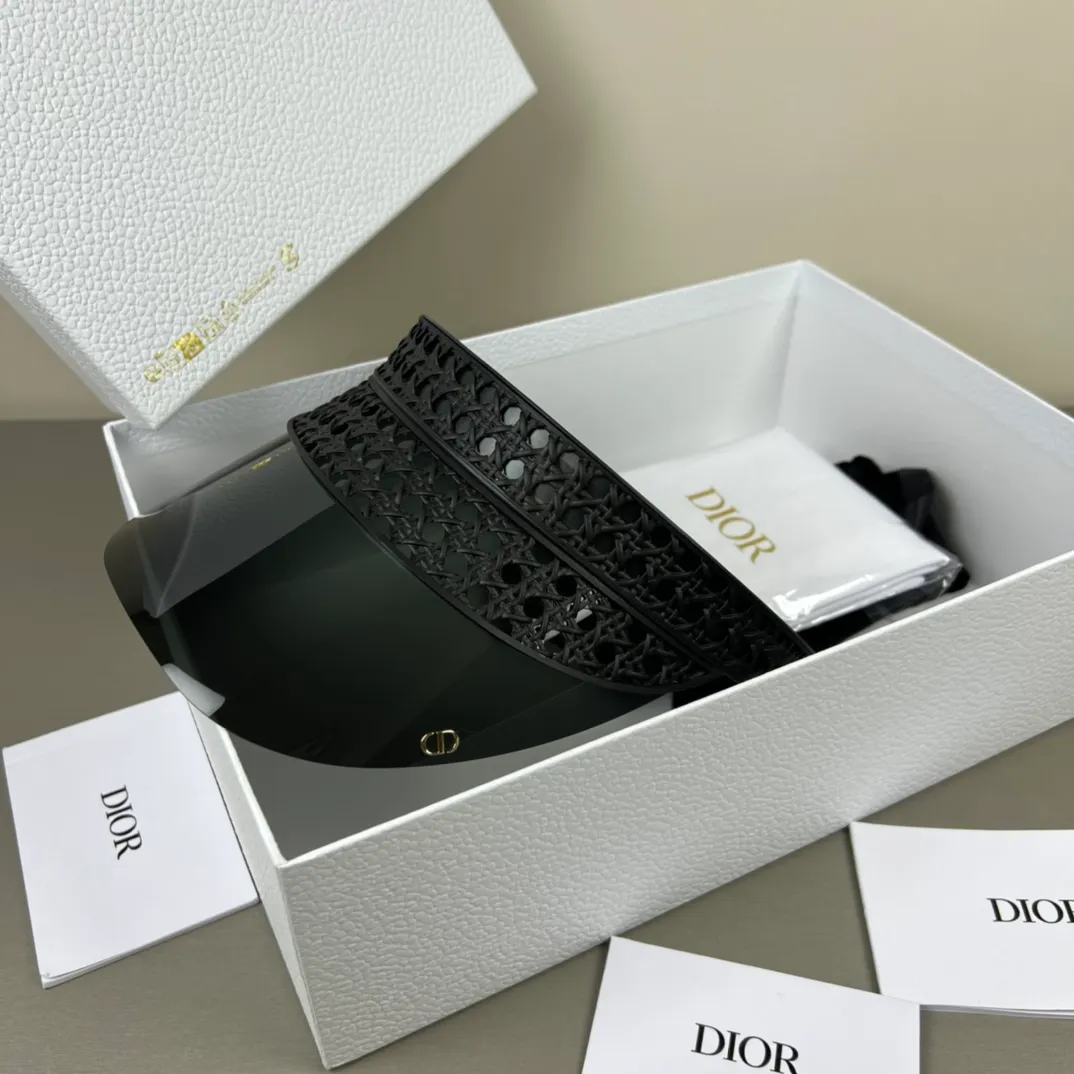 P380 💰DIOR new style | classic remodeling, elegance reborn 1. **Iconic cannage pattern element** Continuing Dior’s most representative cannage pattern, the hat body uses three-dimensional embossing technology to present the classic texture, low-key interpretation of the brand gene, and highlighting the modern style of Parisian women. 2. **Innovative detachable ribbon design** The edge of the hat brim is decorated with a lightweight ribbon (which can be freely detached), giving it multiple styles - the ribbon is tied to show elegance, and when removed, it adds a neat and modern feel, meeting the needs of different occasions. 3. **Comfortable fit structure** It adopts a three-piece cutting process and adds memory foam padding on the inside, which is light and fits the head shape. It is comfortable and pressure-free when worn for a long time, taking into account both fashion and practicality. 4. **Functional hat brim upgrade** Inspired by the hat brim design of the Dior series, the slightly widened arc not only modifies the face shape, but also effectively blocks the sun, creating a perfect balance between practicality and artistry. **New series, continuing French elegance** Dior's new style reshapes classics with ingenious craftsmanship, combining the brand's iconic elements with modern functionality to provide urban women with daily choices that combine aesthetics and comfort.