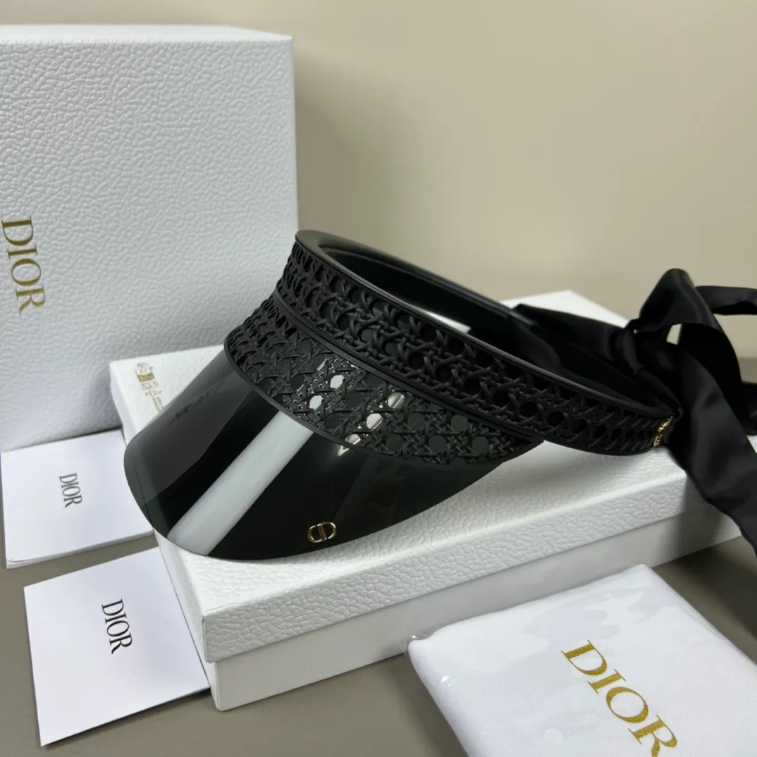 P380 💰DIOR new style | classic remodeling, elegance reborn 1. **Iconic cannage pattern element** Continuing Dior’s most representative cannage pattern, the hat body uses three-dimensional embossing technology to present the classic texture, low-key interpretation of the brand gene, and highlighting the modern style of Parisian women. 2. **Innovative detachable ribbon design** The edge of the hat brim is decorated with a lightweight ribbon (which can be freely detached), giving it multiple styles - the ribbon is tied to show elegance, and when removed, it adds a neat and modern feel, meeting the needs of different occasions. 3. **Comfortable fit structure** It adopts a three-piece cutting process and adds memory foam padding on the inside, which is light and fits the head shape. It is comfortable and pressure-free when worn for a long time, taking into account both fashion and practicality. 4. **Functional hat brim upgrade** Inspired by the hat brim design of the Dior series, the slightly widened arc not only modifies the face shape, but also effectively blocks the sun, creating a perfect balance between practicality and artistry. **New series, continuing French elegance** Dior's new style reshapes classics with ingenious craftsmanship, combining the brand's iconic elements with modern functionality to provide urban women with daily choices that combine aesthetics and comfort.