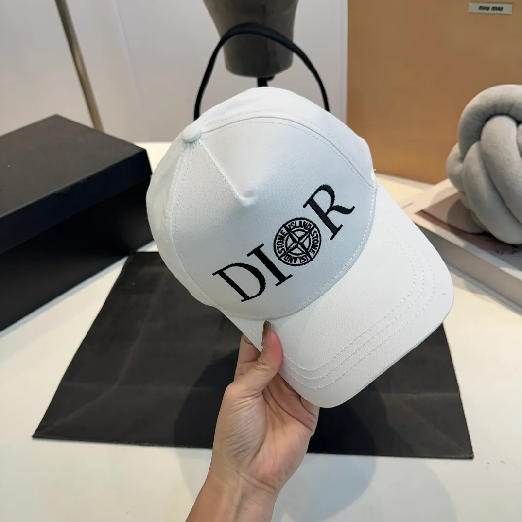 P56 DIOR Dior co-branded new counter synchronously embroidered simple baseball cap, hot style, synchronized with big brands, super easy to match, shipped!