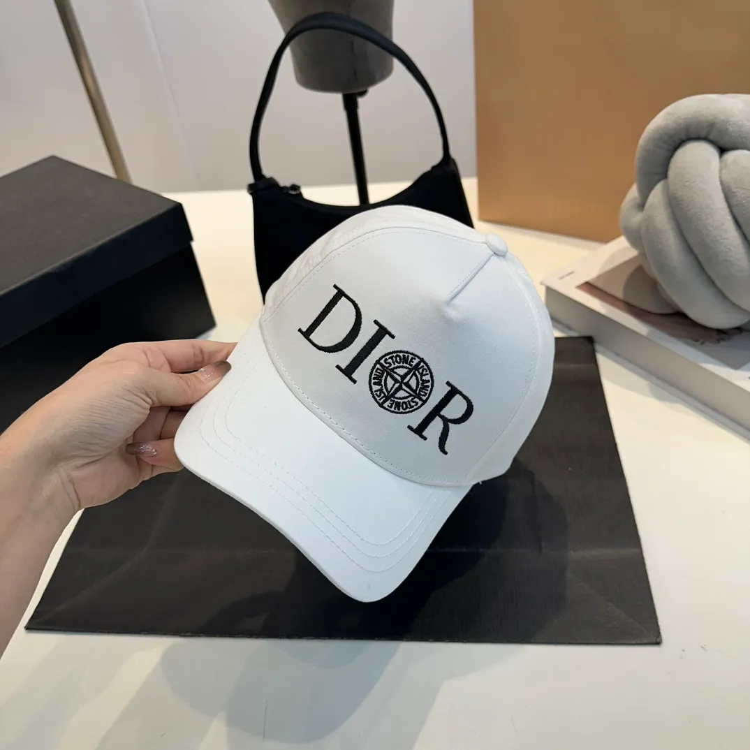P56 DIOR Dior co-branded new counter synchronously embroidered simple baseball cap, hot style, synchronized with big brands, super easy to match, shipped!