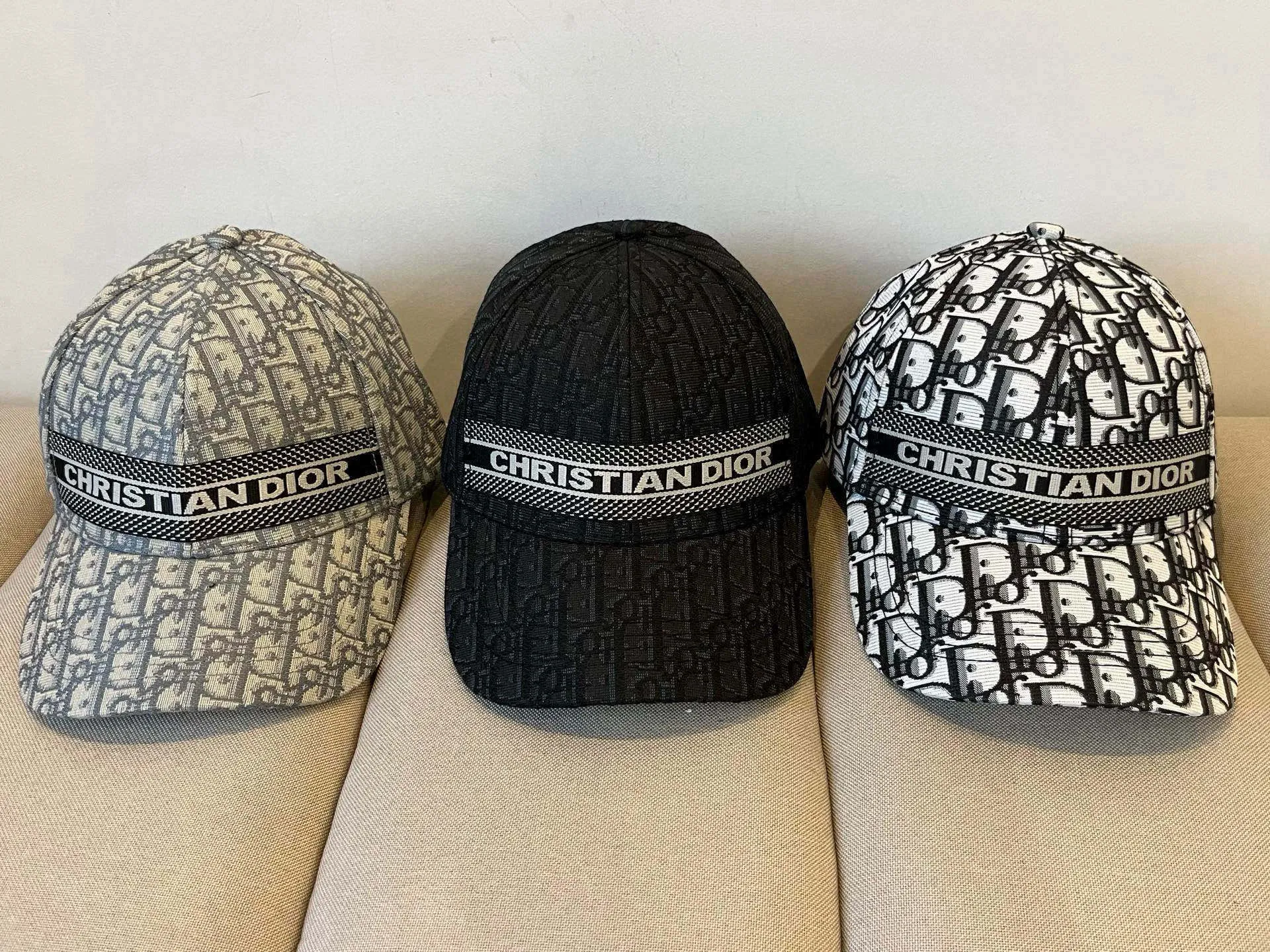 P60 [DIOR Dior] new popular simple baseball cap 🧢, new model shipped, big brand style is super easy to match, hurry up and get it!