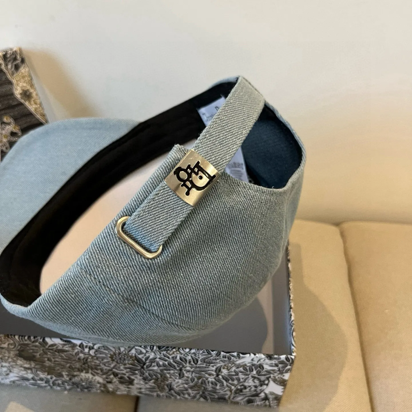 P60 [DIOR Dior] new popular simple baseball cap 🧢, new model shipped, big brand style is super easy to match, hurry up and get it!