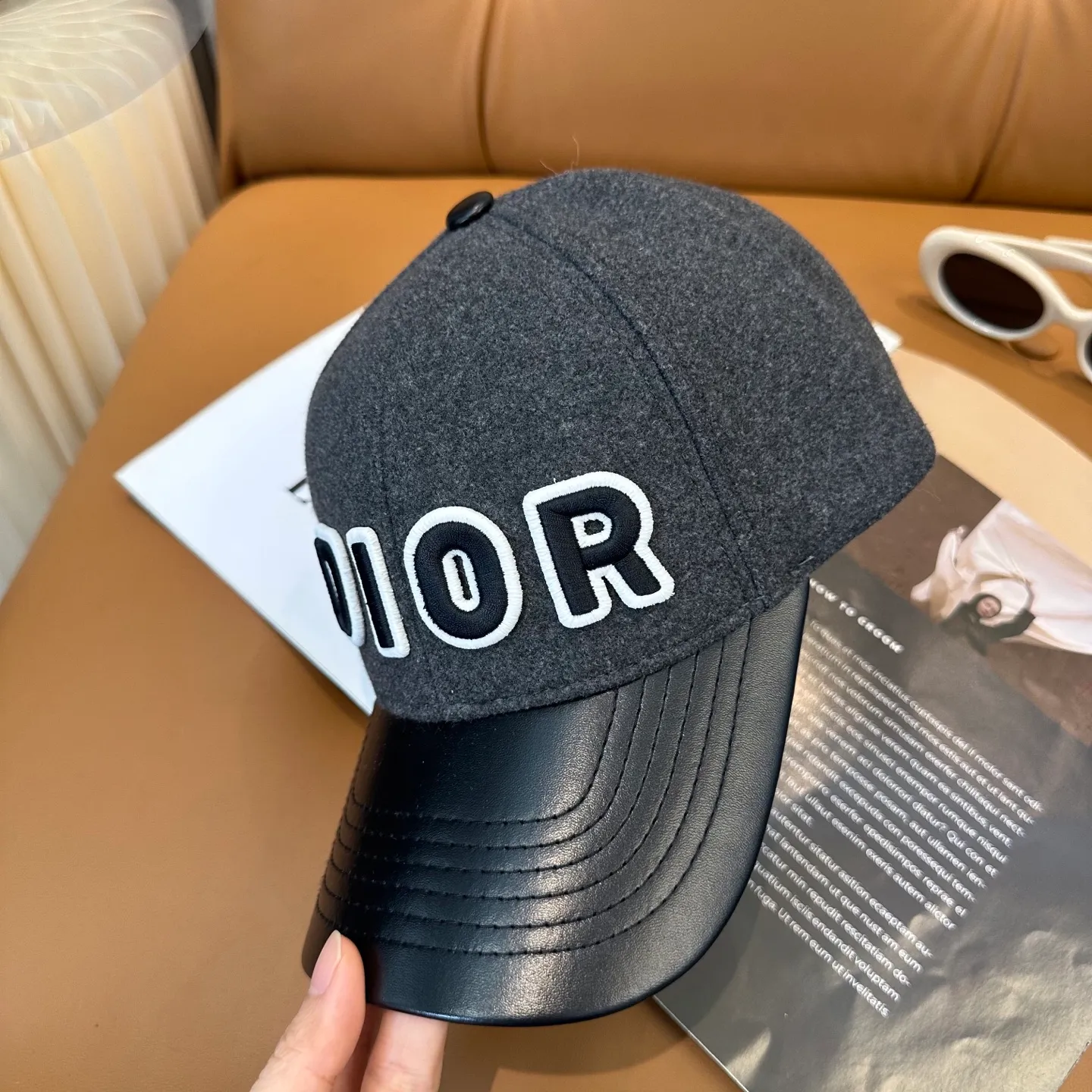 P70 Dior's new wool baseball cap for autumn and winter~ It is a super perfect interpretation of the sweet and cool style. I love it so much❤️ The top is sexy and handsome. Both are online! Same style for men and women
