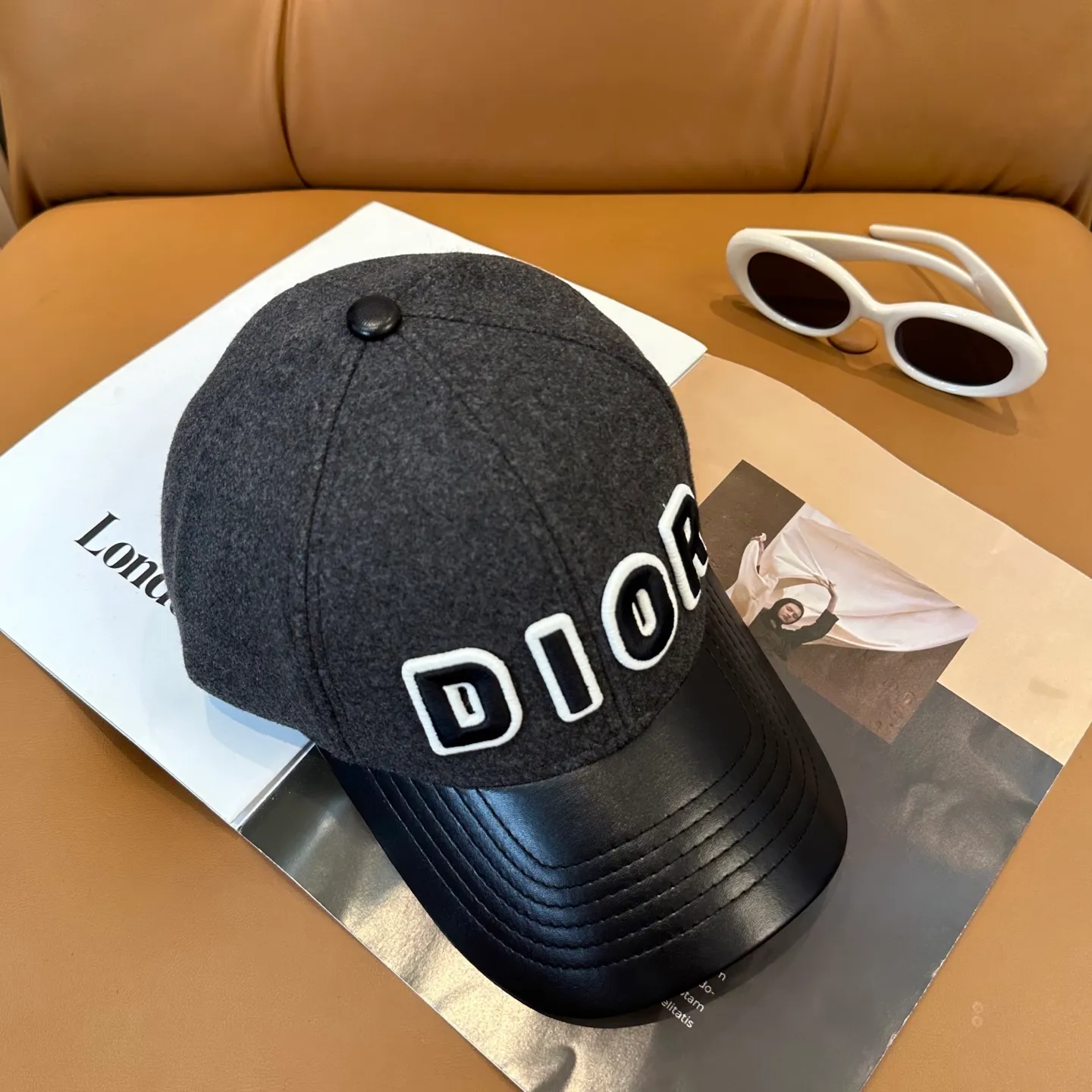 P70 Dior's new wool baseball cap for autumn and winter~ It is a super perfect interpretation of the sweet and cool style. I love it so much❤️ The top is sexy and handsome. Both are online! Same style for men and women