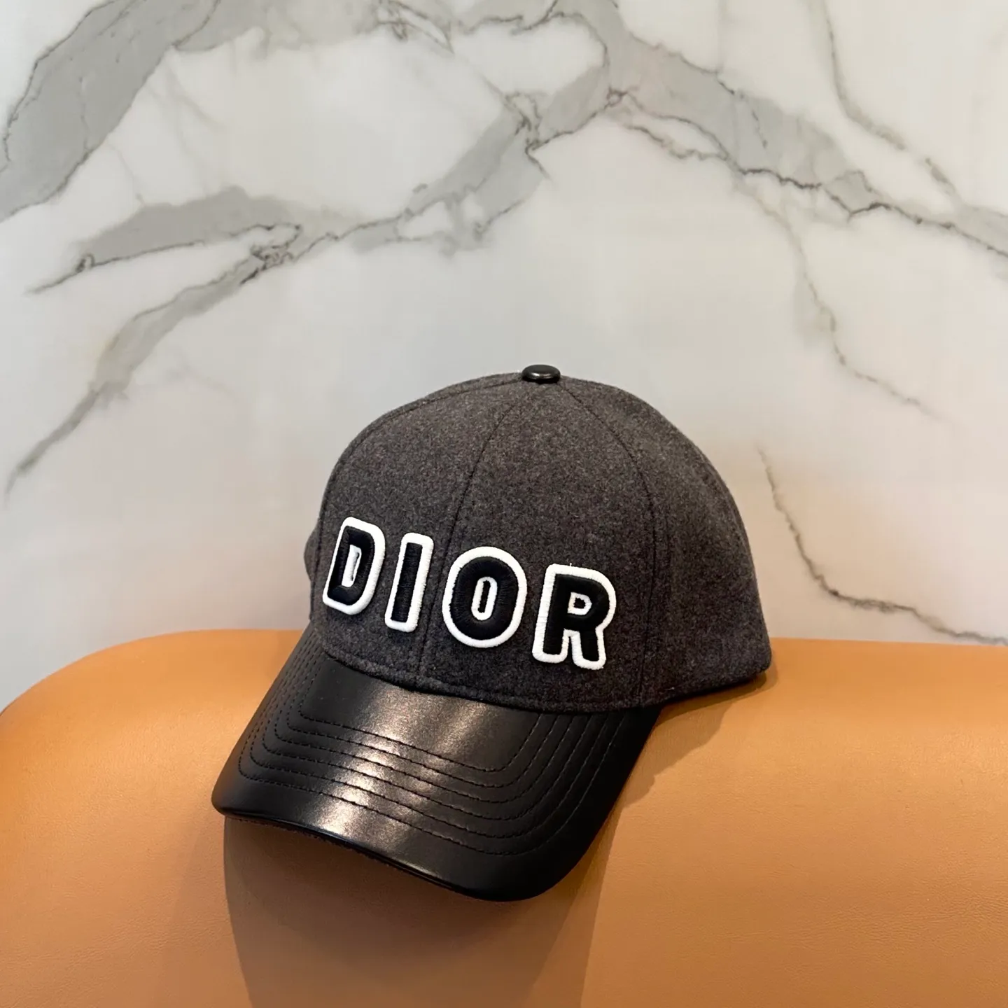 P70 Dior's new wool baseball cap for autumn and winter~ It is a super perfect interpretation of the sweet and cool style. I love it so much❤️ The top is sexy and handsome. Both are online! Same style for men and women