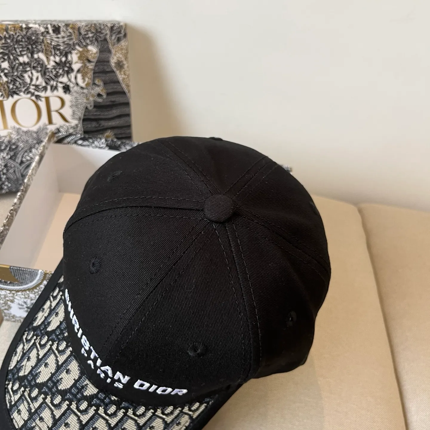 P60 [DIOR Dior] new popular simple baseball cap 🧢, new model shipped, big brand style is super easy to match, hurry up and get it!