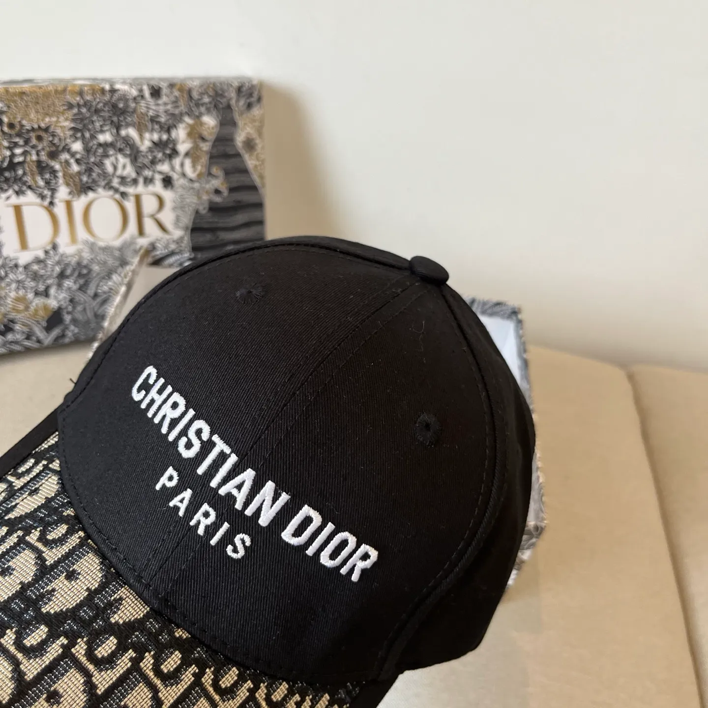 P60 [DIOR Dior] new popular simple baseball cap 🧢, new model shipped, big brand style is super easy to match, hurry up and get it!