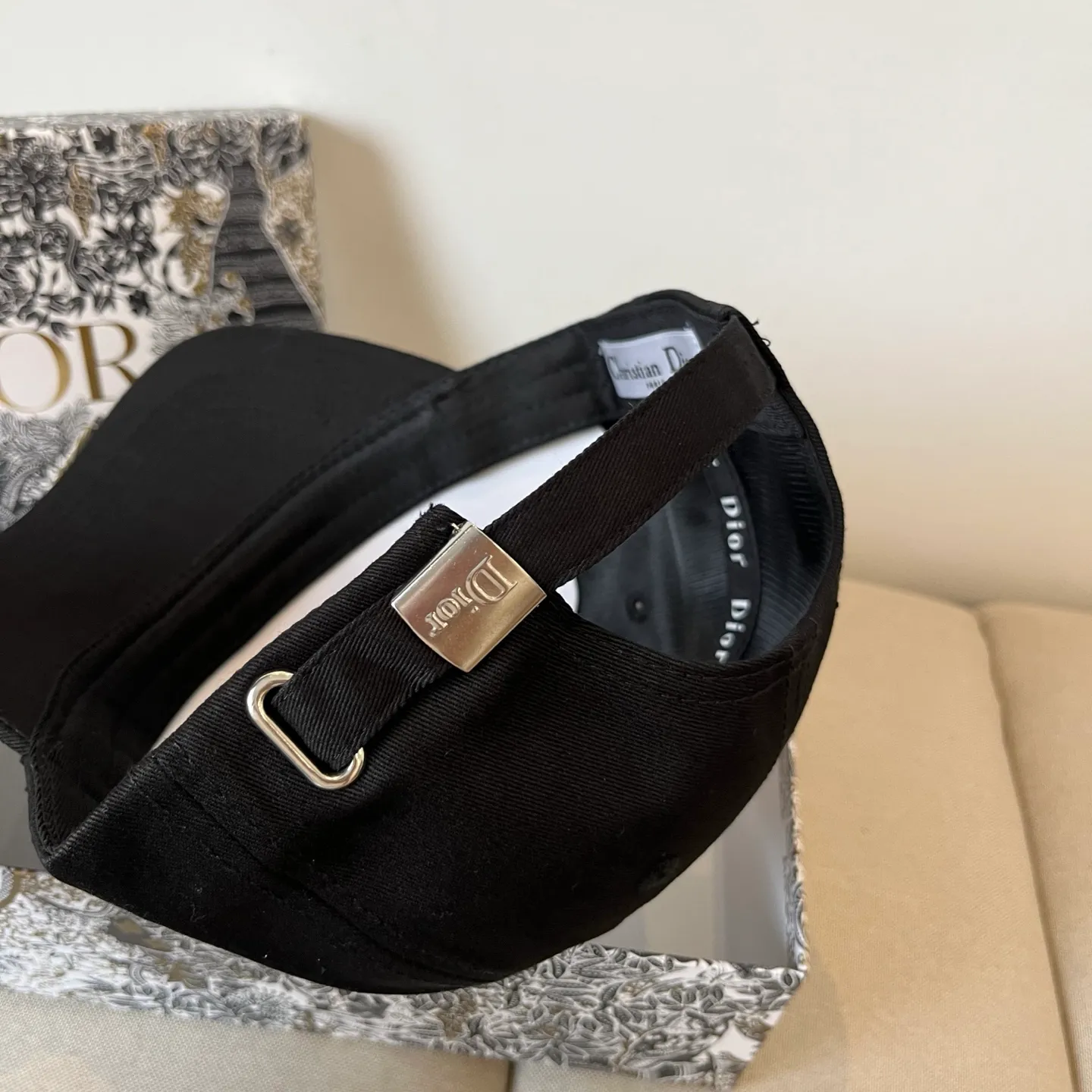 P60 [DIOR Dior] new popular simple baseball cap 🧢, new model shipped, big brand style is super easy to match, hurry up and get it!