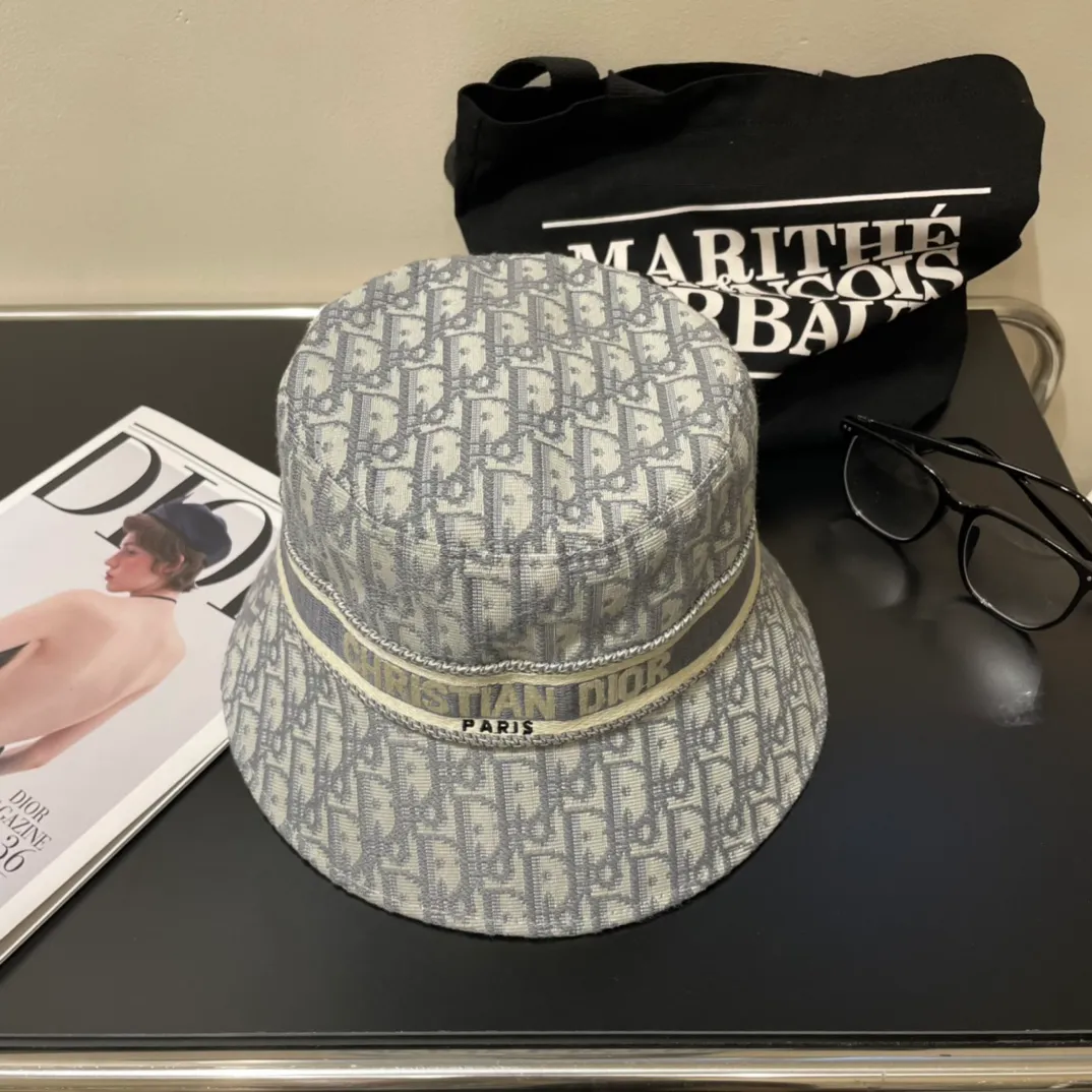 P90 original order quality [Dior DIOR] official website is online simultaneously. Korean version of the new British sports style heavy industry customized model 1:1 original order quality. Unisex fisherman hat. Linen geological fabric. Original quality counter🔥🔥🔥