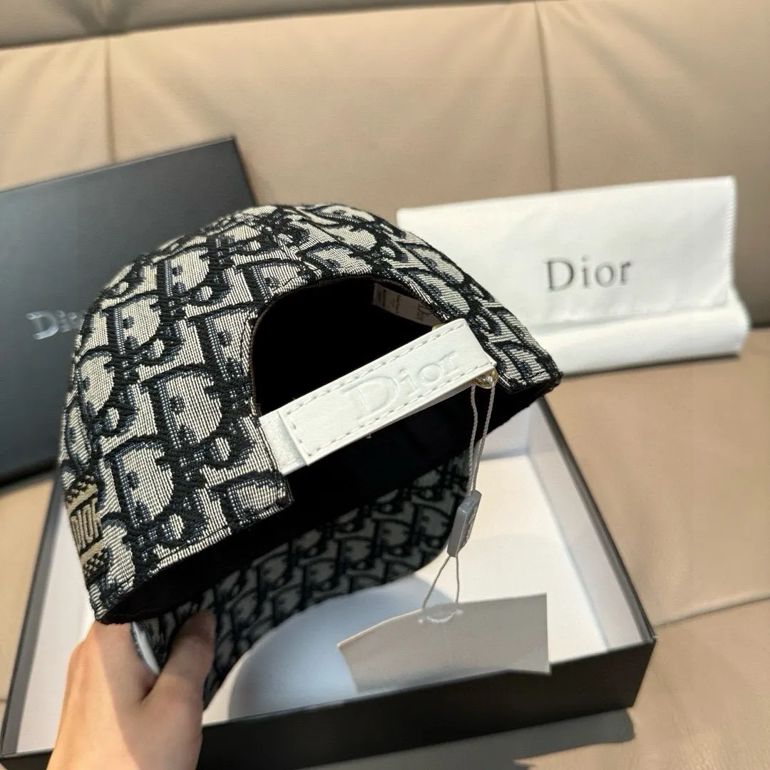 Batch 90, Dior's new original baseball cap, Dior presbyopia, full of retro charm, popular out of stock at counters, 1:1 mold customization, original canvas fabric + first-layer cowhide, pure cotton lining, light and breathable! The quality is great, the basic head circumference is 56cm, and the patch is adjustable.