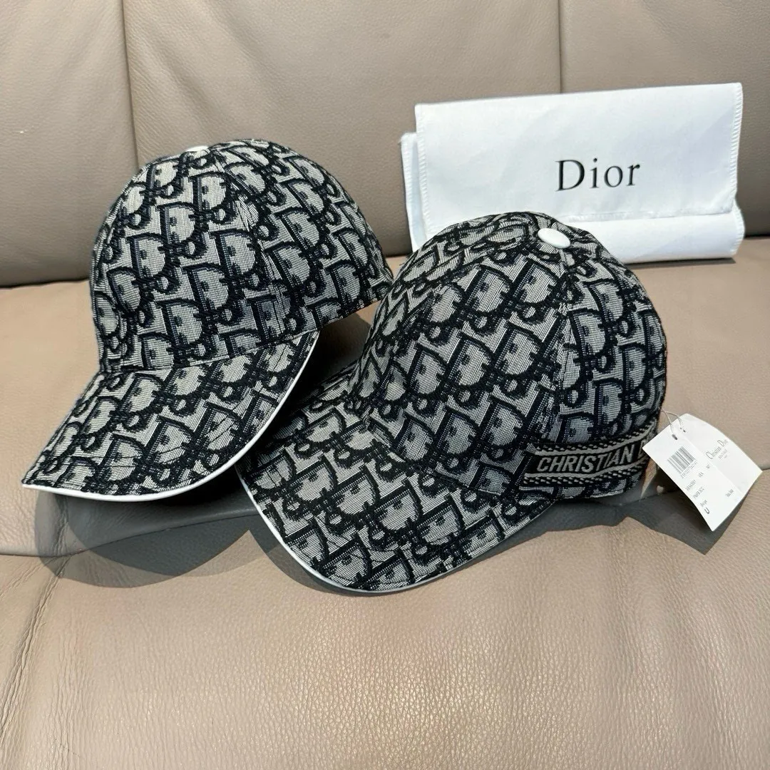 Batch 90, Dior's new original baseball cap, Dior presbyopia, full of retro charm, popular out of stock at counters, 1:1 mold customization, original canvas fabric + first-layer cowhide, pure cotton lining, light and breathable! The quality is great, the basic head circumference is 56cm, and the patch is adjustable.