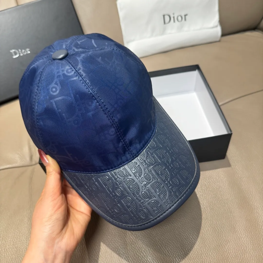 P90, Dior's new original baseball cap, Dior presbyopic leather, full of retro charm, 1:1 mold customization, original satin fabric + first-layer cowhide, pure cotton lining, light and breathable! The quality is great, the basic head circumference is 56cm, and the patch is adjustable.