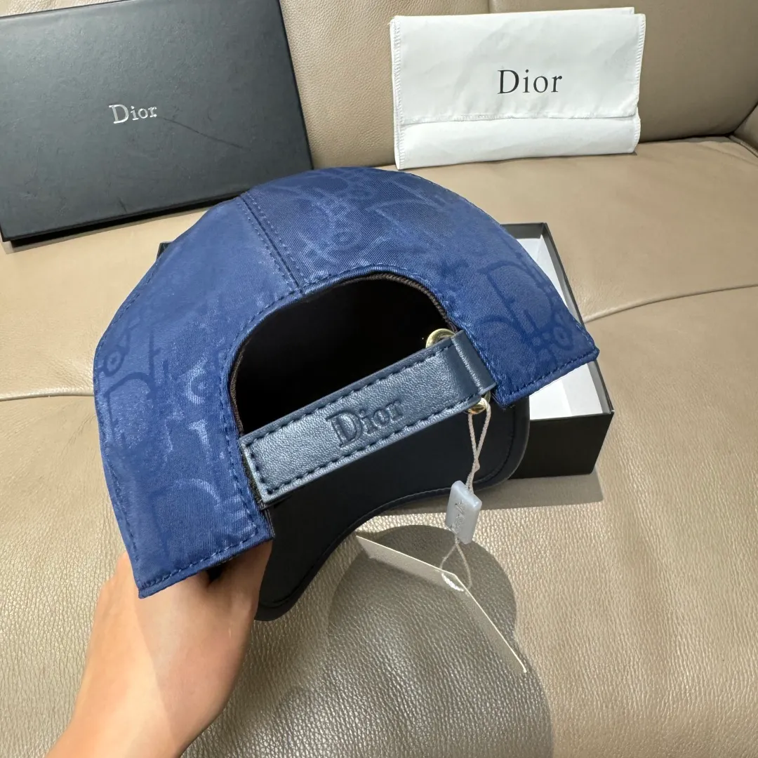 P90, Dior's new original baseball cap, Dior presbyopic leather, full of retro charm, 1:1 mold customization, original satin fabric + first-layer cowhide, pure cotton lining, light and breathable! The quality is great, the basic head circumference is 56cm, and the patch is adjustable.