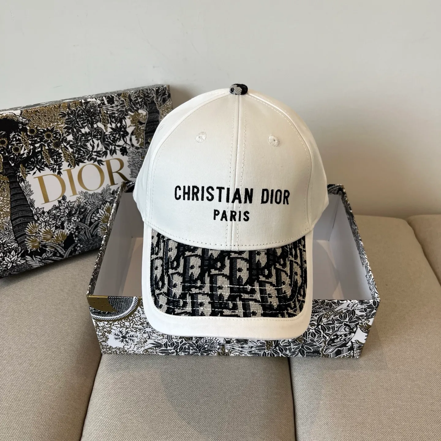 P60 [DIOR Dior] new popular simple baseball cap 🧢, new model shipped, big brand style is super easy to match, hurry up and get it!