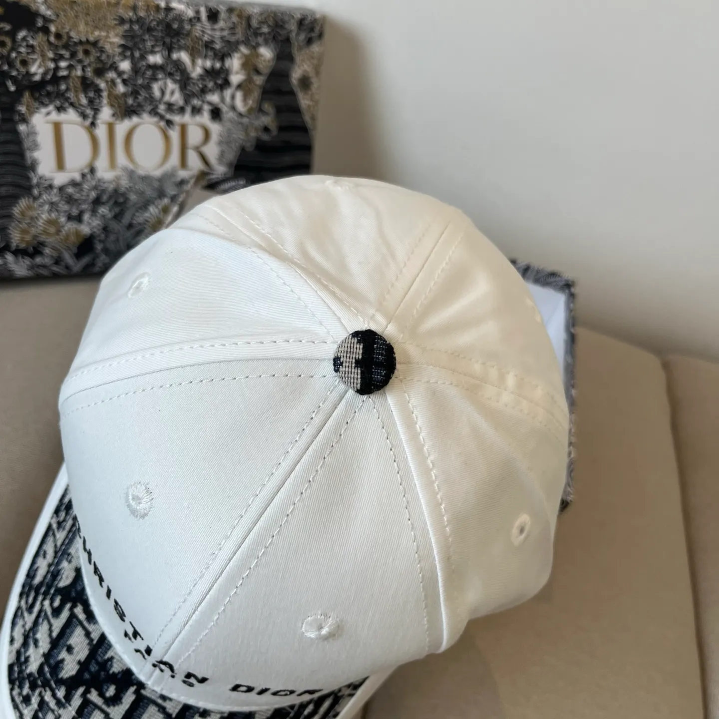 P60 [DIOR Dior] new popular simple baseball cap 🧢, new model shipped, big brand style is super easy to match, hurry up and get it!