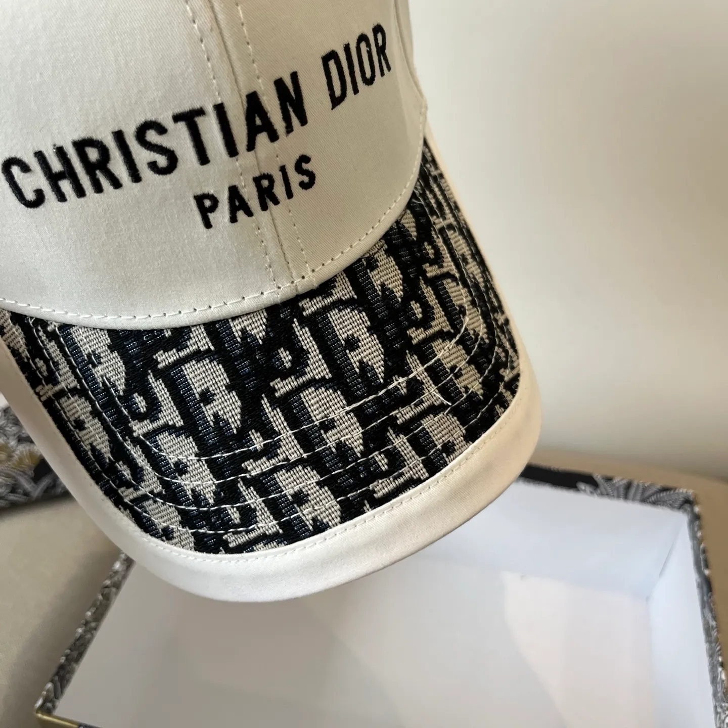 P60 [DIOR Dior] new popular simple baseball cap 🧢, new model shipped, big brand style is super easy to match, hurry up and get it!