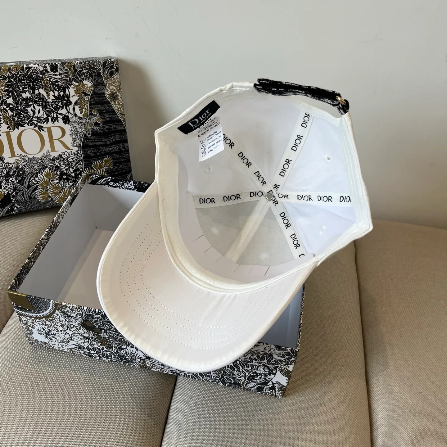 P60 [DIOR Dior] new popular simple baseball cap 🧢, new model shipped, big brand style is super easy to match, hurry up and get it!