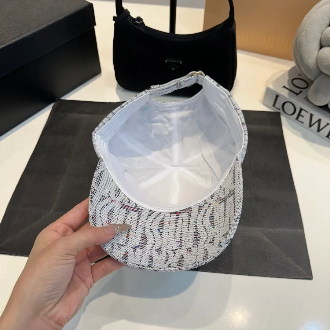 P56 DIOR Dior's new popular simple baseball cap 🧢, new model shipped, big brand style is super easy to match, hurry up and get it!