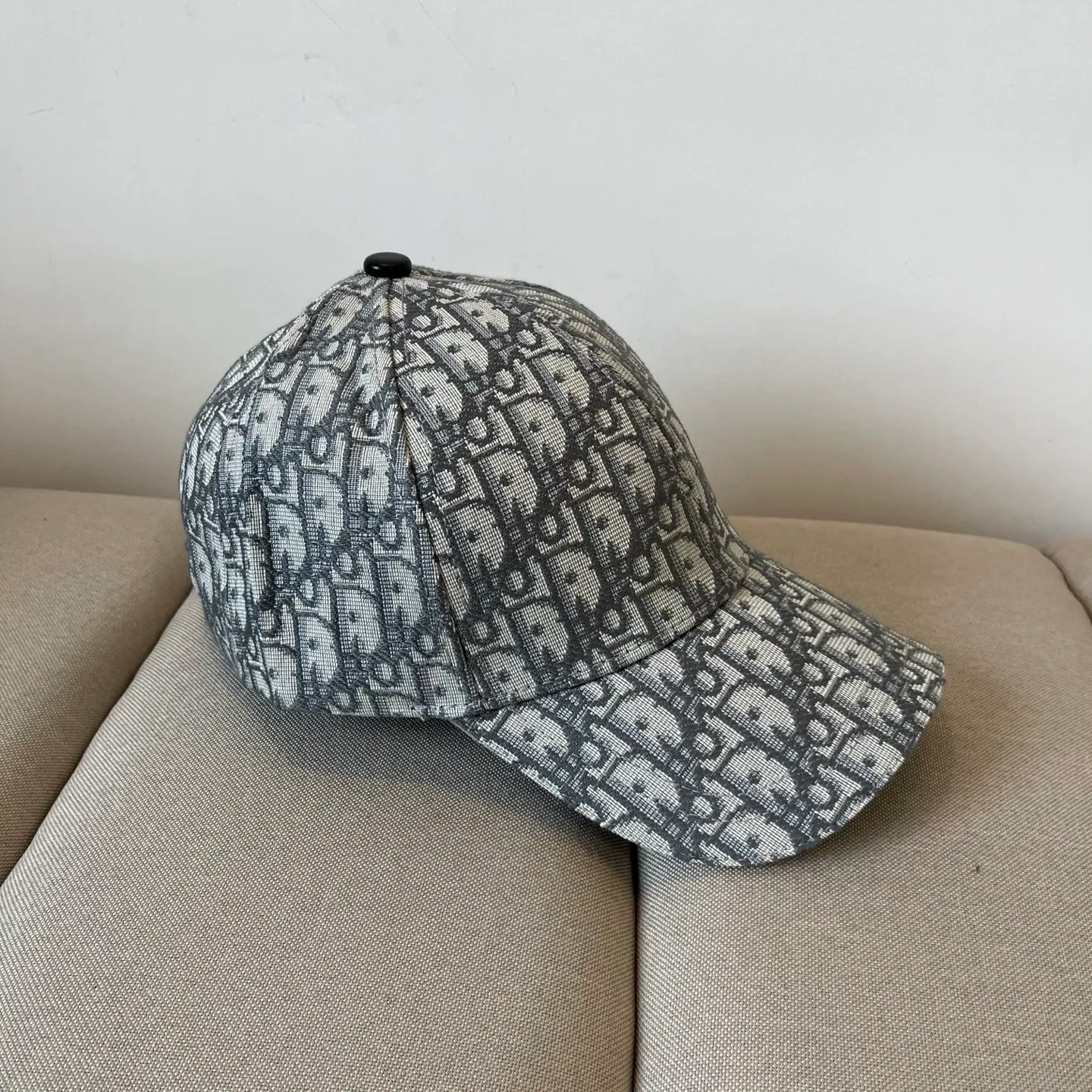 P60 [DIOR Dior] new popular simple baseball cap 🧢, new model shipped, big brand style is super easy to match, hurry up and get it!