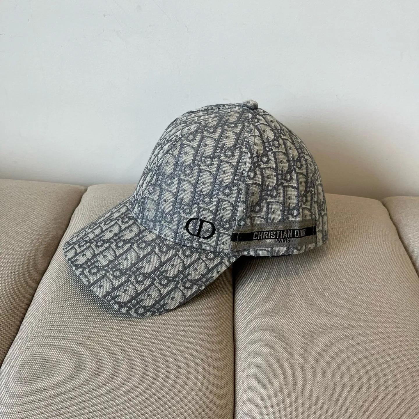 P60 [DIOR Dior] new popular simple baseball cap 🧢, new model shipped, big brand style is super easy to match, hurry up and get it!
