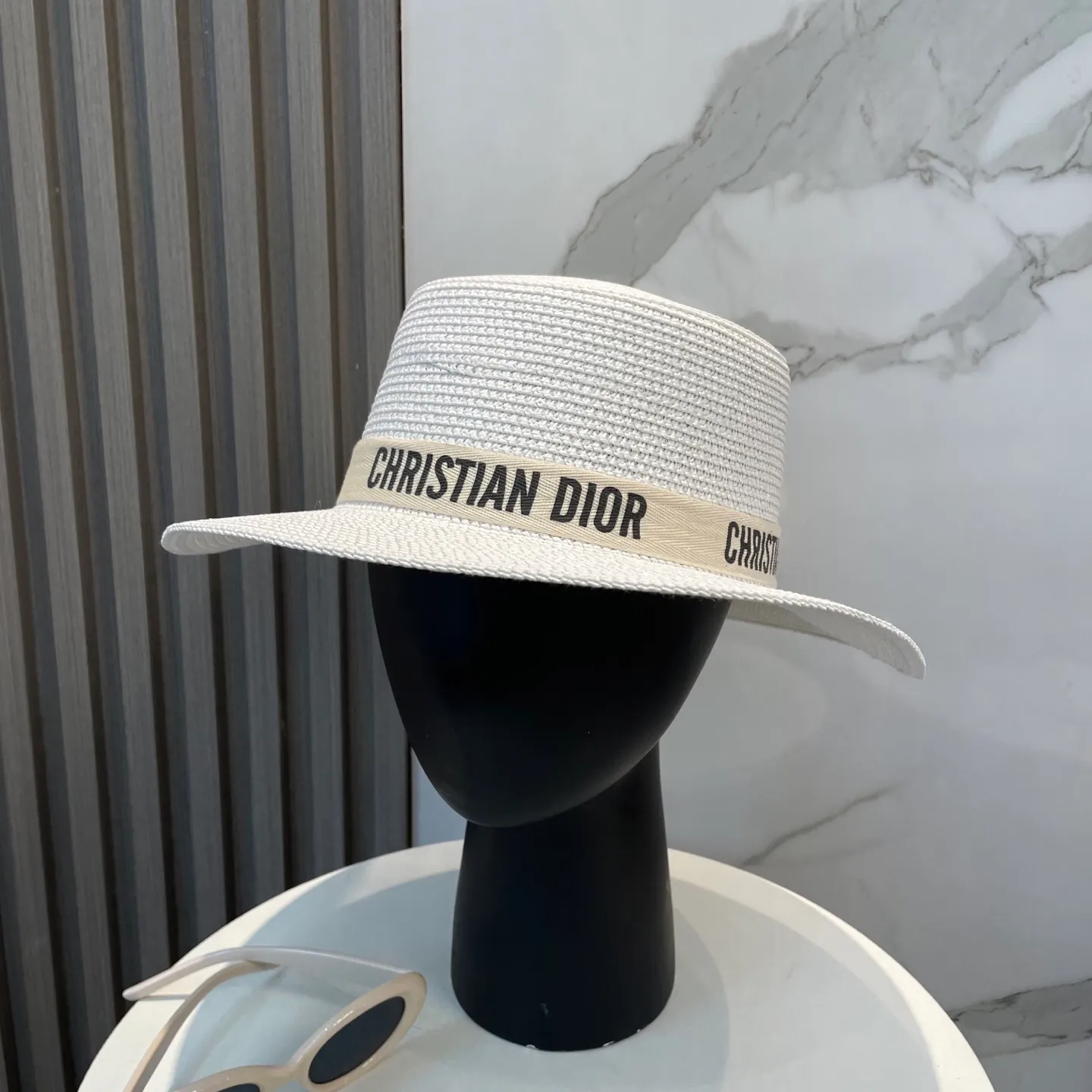P60 Dior flat-top straw hat is versatile and does not matter the face shape. The flat brim does not block the line of sight. It is more practical. It is easy to wear for daily use and travel. It has an Instagram style and is particularly photogenic. It has an adjustment strap inside.