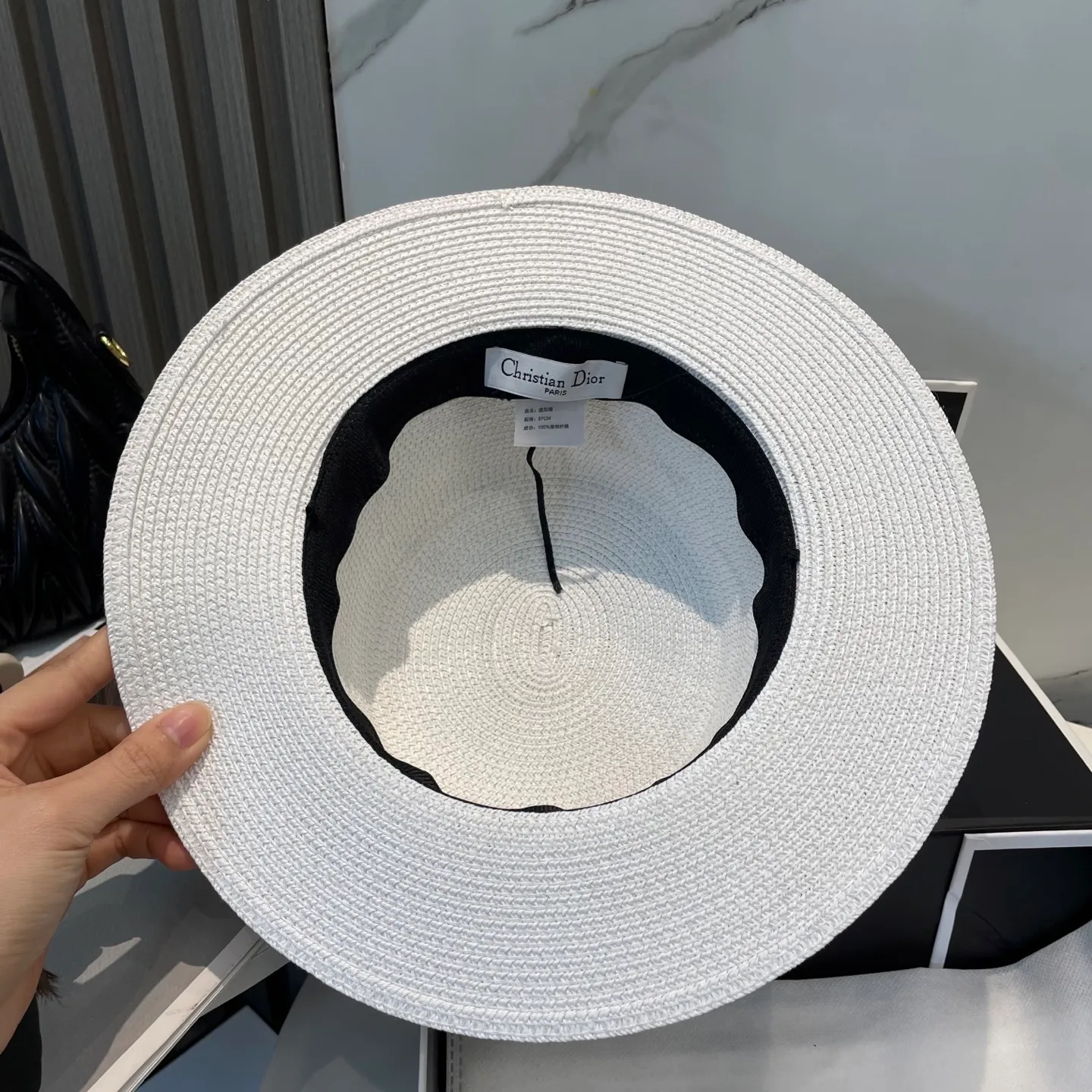 P60 Dior flat-top straw hat is versatile and does not matter the face shape. The flat brim does not block the line of sight. It is more practical. It is easy to wear for daily use and travel. It has an Instagram style and is particularly photogenic. It has an adjustment strap inside.